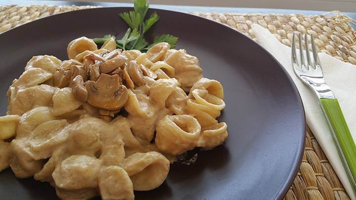 Orecchiette con crema di funghi preparazione 10